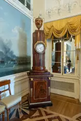 Часы в Чесменском зале Большого дворца в Петергофе