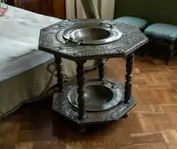 Двухъярусный стол-жаровня в Спальне, 18 век, Испания. В жаровню клали угли, чтобы подогревать комнату