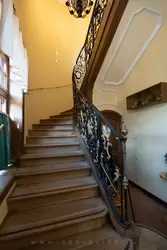 Лестница на второй этаж дворца Марли