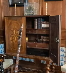 Подзорная труба и книги в шкафу в кабинете