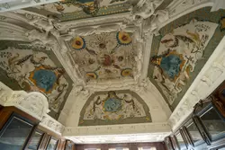 Роспись потолка Парадного зала, в центре изображён бог искусства Аполлон