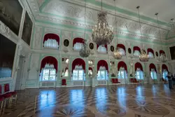 Тронный зал Большого дворца в Петергофе
