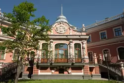 Фасад дворца со стороны Малой Невки