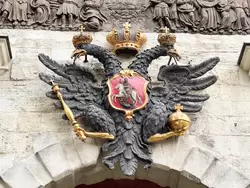 Герб Российской империи на Петровских воротах в Петропавловской крепости
