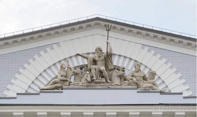 Скульптура «Нептун с двумя реками» на здании Биржи в Санкт-Петербурге