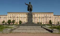 Памятник Кирову в Санкт-Петербурге