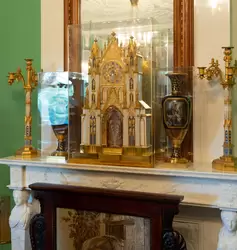 Часы, вазы и канделябры украшают камин в Гостиной
