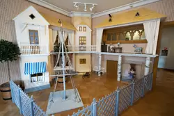 Детский домик, выставка «Петергофские дачники»