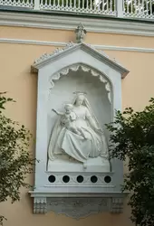 Дворец «Коттедж» в Петергофе, скульптура на фасаде