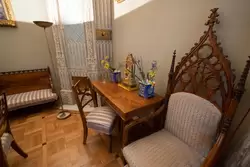 Дворец «Коттедж» в Петергофе, столик и камин в Большой приемной
