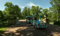 Экскурсионный паровозик в парке Александрия в Петергофе