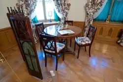 Фермерский дворец в Петергофе, мебель в Гостиной императрицы Марии Александровны