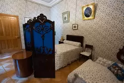 Фермерский дворец в Петергофе, опочивальня, кровать с ширмой