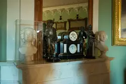 Фигурки, часы и бюсты на камине в кабинете Николая I