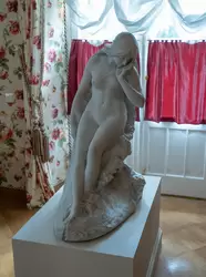 Скульптура девушки в Белой гостиной