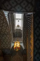 Три люстры на одной цепочке освещают лестницу дворца «Коттедж»