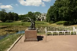 Екатерининский парк, скульптура «Гладиатор» и вид на Камеронову галерею