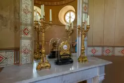 Канделябры и часы на камине в Раздевальне
