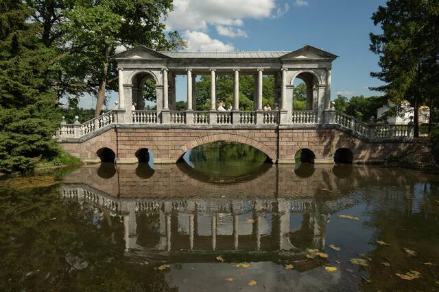 Мраморный мост в Екатерининском парке, город Пушкин