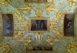 Потолок в кабинете с изображением треножников и грифонов