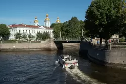 Катер с туристами поворачивает из Крюкова канала в канал Грибоедова