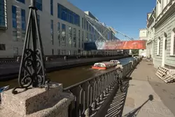 Крюков канал проходит между зданиями Мариинского театра