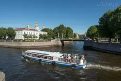 Теплоход на пересечении Крюкова канала и канала Грибоедова