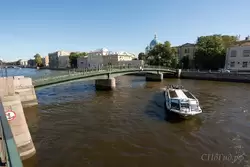 Теплоход поворачивает с реки Фонтанки на Крюков канал