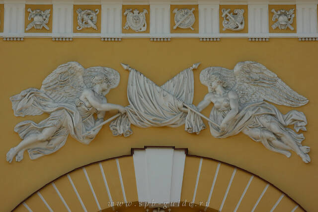 Парящие богини Славы над аркой Адмиралтейства