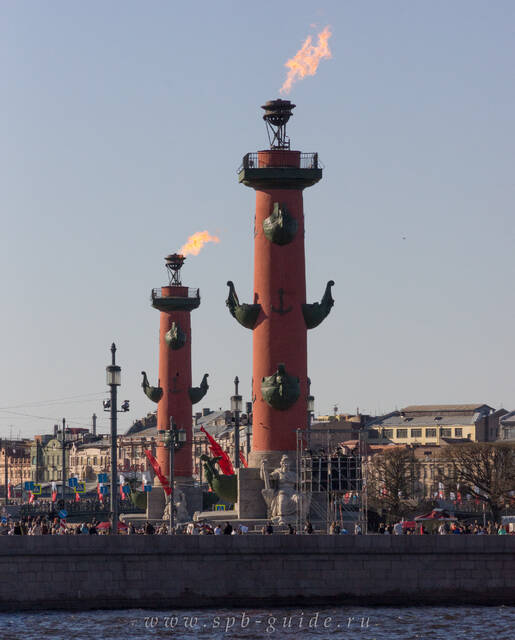 Ростральные колонны с зажжёнными факелами в День Победы