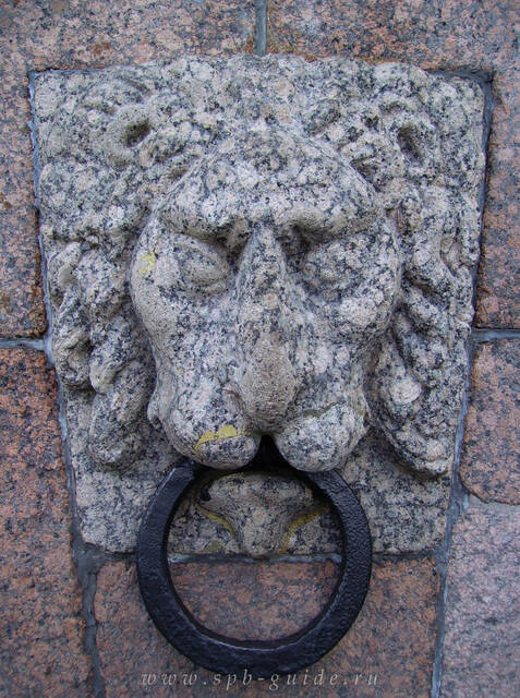 Стрелка Васильевского острова, Скульптура — голова льва