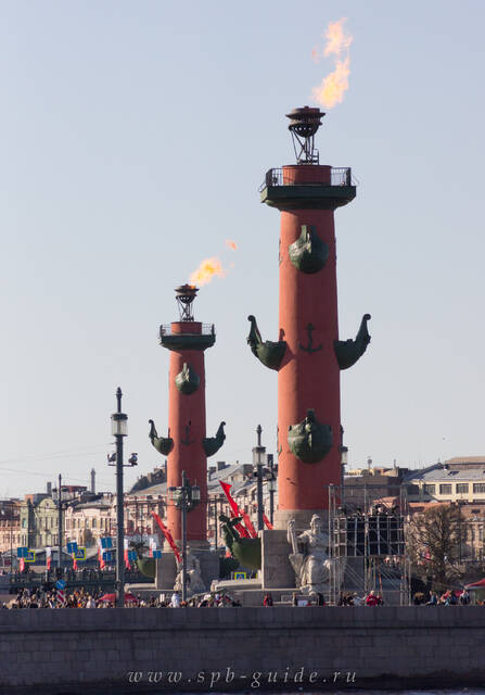 Стрелка Васильевского острова, зажженные факелы на ростральных колоннах