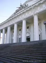 Здание биржи и бывший Военно-морской музей в Петербурге