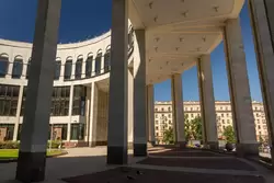 Колоннада перед главным входом в здание Российской национальной библиотеки