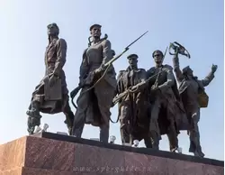 Cкульптурная группа «Летчик и моряки» — монумент «Героическим защитникам Ленинграда»
