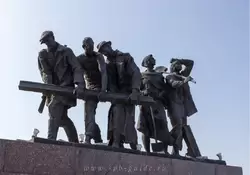 Cкульптурная группа «Строители оборонительных сооружений» — монумент «Героическим защитникам Ленинграда»