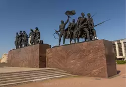 Скульптурные группы «Солдаты», «Литейщицы» и «Ополченцы» — монумент «Героическим защитникам Ленинграда»