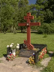 Парк Победы в СПб, памятный поклонный крест на месте Кирпичного завода — крематория