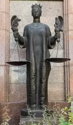 Скульптура «Правосудие» во внутреннем дворике здания Российской национальной библиотеки