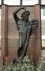 Скульптура «Театр» во внутреннем дворике здания Российской национальной библиотеки