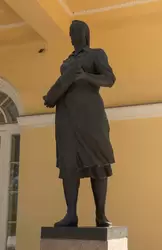 Скульптура «Тыл» Главного павильона в парке Победы