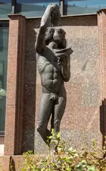 Скульптура «Виноделие» во внутреннем дворике здания Российской национальной библиотеки
