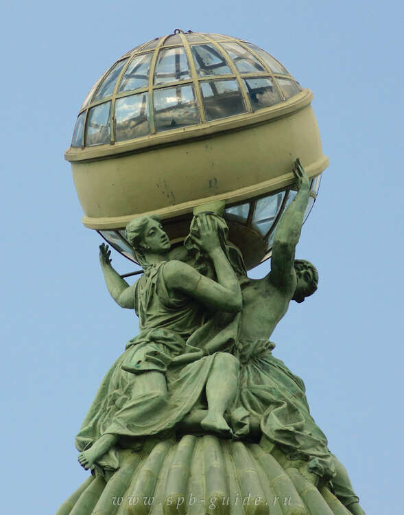 Дом книги в Санкт-Петербурге, глобус диаметром 2,8 метра держат скульптуры мореплавания