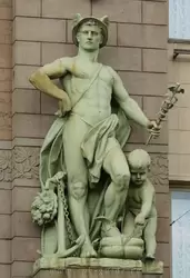 Фигура Меркурия - покровителя Торговли на фасаде Елисеевского магазина