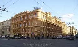 Гостиница «Рэдиссон САС Роял» стоит на пересечении Невского и Владимирского проспектов