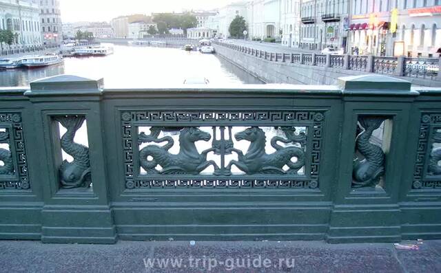 Река Фонтанка и морские коньки в ограде Аничкова моста