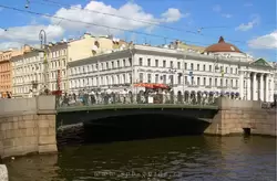 Зелёный мост на пересечении Невского проспекта и Мойки