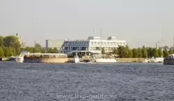Яхт клуб на Петровской косе