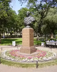 Памятник Лермонтову в Александровском саду