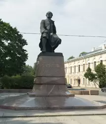 Памятник Ломоносову в Санкт-Петербурге